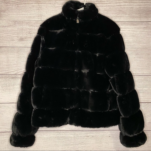 Calvin Klein Jackets & Blazers - Calvin Klein
Short Zip Front Faux Fur Coat- black, size Medium